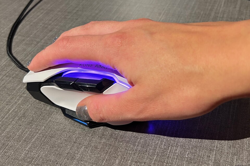 Der Finger-Tip-Grip ist ideal für schnelle Mausbewegungen ohne viel Kraftaufwand. Vielleicht nicht so gut zu erkennen auf dem Foto: Es liegen nur eure Fingerspitzen auf der Maus auf. (Bildquelle: Andrea MaurerGameStar Tech)