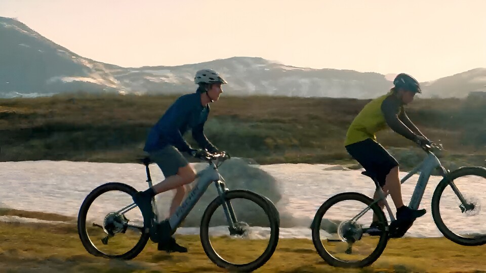 Der Mittelmotor bietet einen guten Schwerpunkt und unterstützt euch bis 25 kmh – für alles darüber müsst ihr selber in die Pedalen treten.