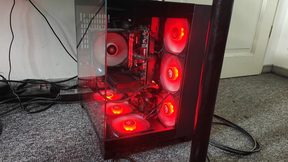 Aktuell sehr beliebt sind Fishtank-Gehäuse, also das genaue Gegenteil meines Mini-Builds - die großen Schaukästen eignen sich zwar auch gut als Abstelltisch, transportieren mag das aber niemand öfter als nötig. Und könnt ihr meinem Sohn mal schreiben, dass er staubsaugen sollte?