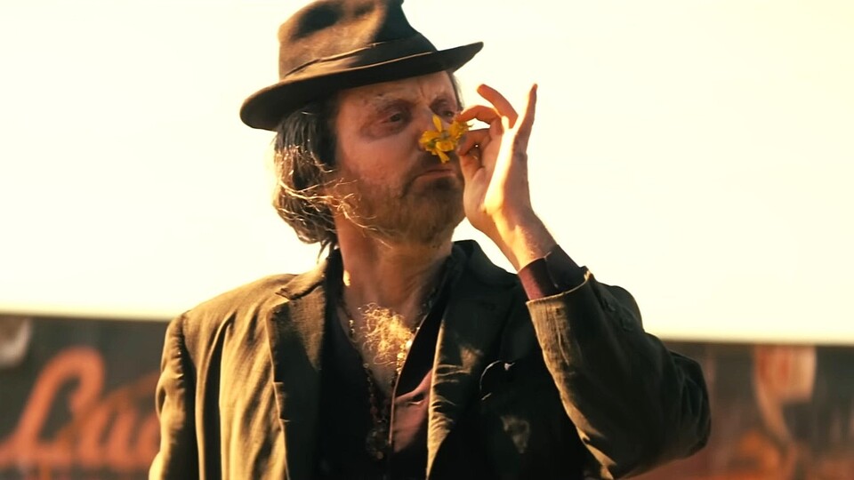 Der Quacksalber (Jon Daly) trifft offenbar in New Vegas seine wahre Liebe. (Bildquelle: Amazon MGM Studios)