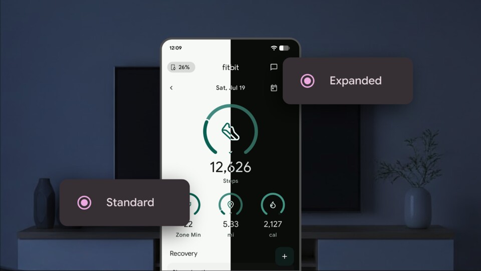 Am Beispiel der Fitbit-App zeigt Google, wie der neue verbesserte dunkle Modus funktioniert. (Bildquelle: Google)