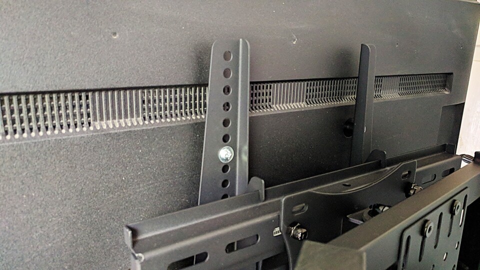 Die Aufhängung des Fernsehers ist bombenfest. Dadurch können Einstellungen an Neigung und Höhe jedoch auch nur mit Griff zum Schraubendreher vorgenommen werden. (Bildquelle: Nele WobkerGameStar Tech)