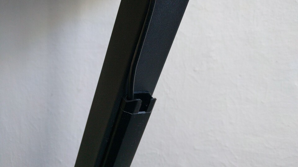 Die Kabelführung ist simpel und effektiv. Man kann die Schiene einfach an- und abklippen. Etwas Passendes mit Hebelwirkung, wie ein Schraubendreher, ist hierbei hilfreich, weil die Kanäle recht fest sitzen, um sich nicht von alleine zu lösen. (Bildquelle: Nele WobkerGameStar Tech)