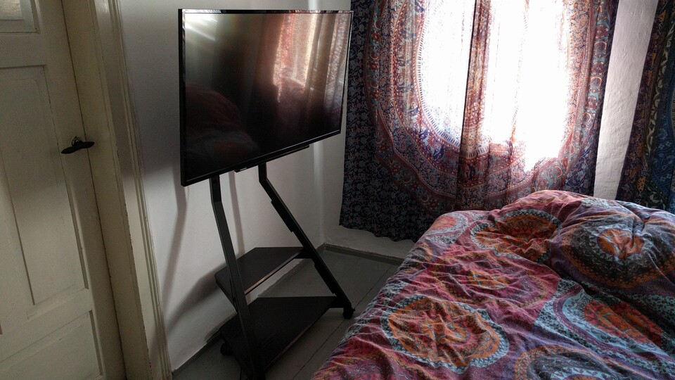 Ich habe mich erst einmal für eine leichte Neigung nach unten entschieden, bin aber noch am Herumprobieren. Unter der Bettdecke versteckt sich übrigens kein Mensch oder ein Knäul mit Katzen, sondern meine zusätzlichen Kissen. Ja, ich habe sechs Kissen im Bett und ich brauche sie alle. (Bildquelle: Nele WobkerGameStar Tech)