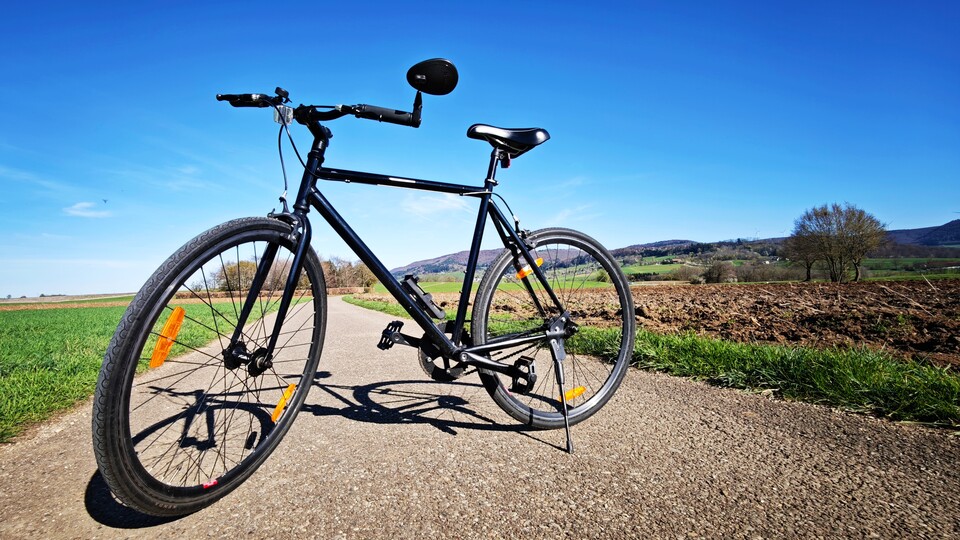 Fixies sind ganz simpel aufgebaut. Bei meinem habe ich ein paar Teile montiert, die das Fahren etwas sicherer machen, wie etwa Reflektoren oder einen Rückspiegel. (Bildquelle: Duy Linh DinhGameStar Tech)