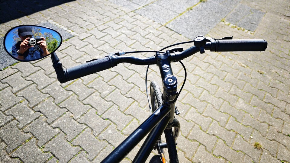 Einige Puristen schütteln jetzt den Kopf, aber ein paar Accessoires sind für die Sicherheit doch ganz nützlich, wie etwa die Klingel und der Spiegel. (Bildquelle: Duy Linh DinhGameStar Tech)