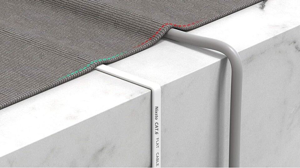 Mit einem besonders flachen LAN-Kabel habe ich bei mir eine Direktverbindung von meinem PC zu meinem Router hergestellt.