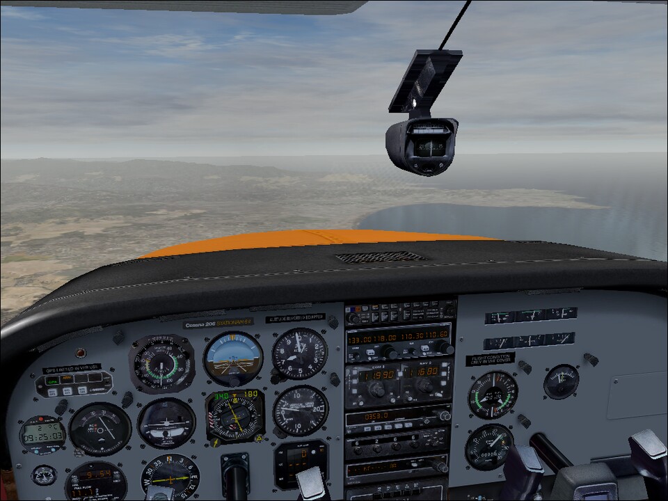 In einer Carenado Cessna 206 Stationair auf dem Weg von San Luis Obispo (KSBP) nach Los Angeles (KLAX). Sehr viel besser sehen Flugzeug-Cockpits heute auch nicht aus. Die Landschaft wurde durch Ultimate Terrain viel realitätsnäher, sieht aber aus heutiger Sicht trotzdem sehr abstrakt aus.