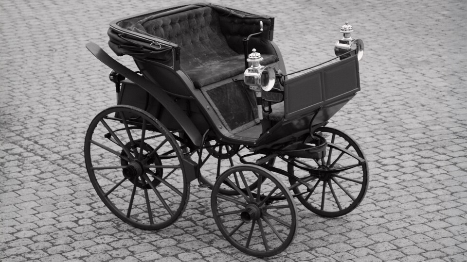 Das erste zweiachsige E-Automobil erinnert noch deutlich mehr an eine Kutsche. (Bildquelle: Franz HaagWkiCommons)