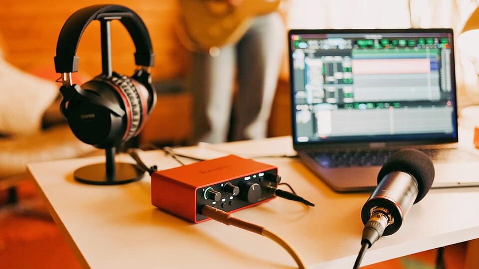 Auch das Studio-Bundle von Focusrite liefert ein stares Starterpack für professionelle Aufnahmen – oder als Headset-Alternative!