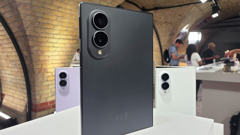 Neben Schwarz gibt es die Farben Rosa und Weiß. Exklusiv im Samsung-Store gibt es zudem eine hellgrüne Farbvariante. (Bild: Patrick S. GameStar Tech)