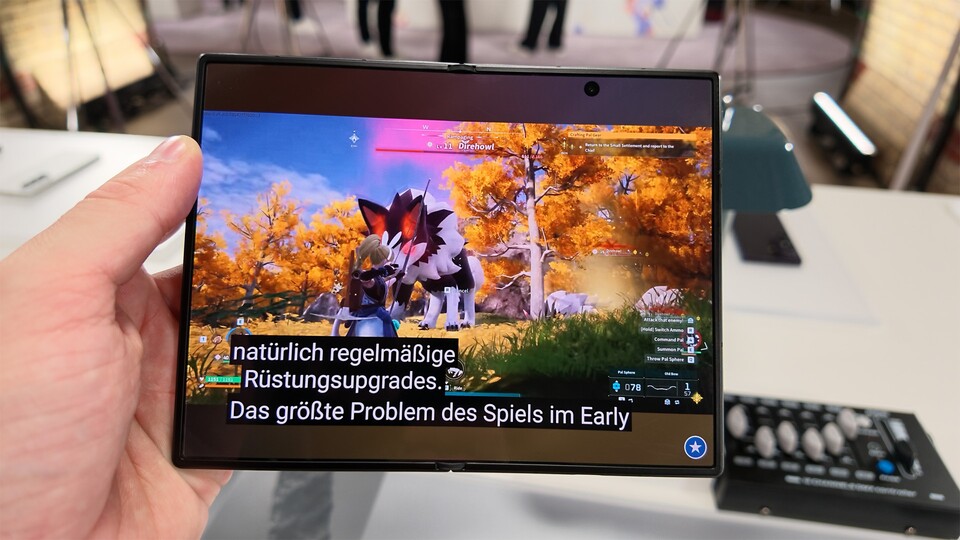 Wenn ihr frontal auf das Gerät schaut, werdet ihr – wie hier – keine Anzeichen einer Falte wahrnehmen. Selbst wenn Licht darauf leuchtet. (Bildquelle: Patrick S. GameStar Tech)