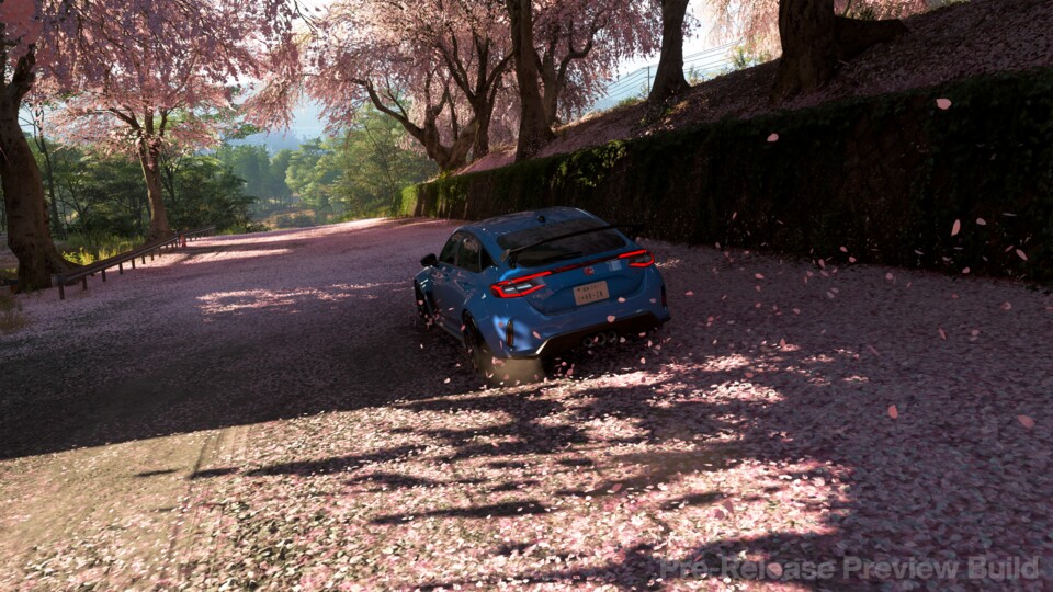 Kirschblüten und andere Partikel werden im Vorbeifahren realistisch von den Autoreifen aufgewirbelt.