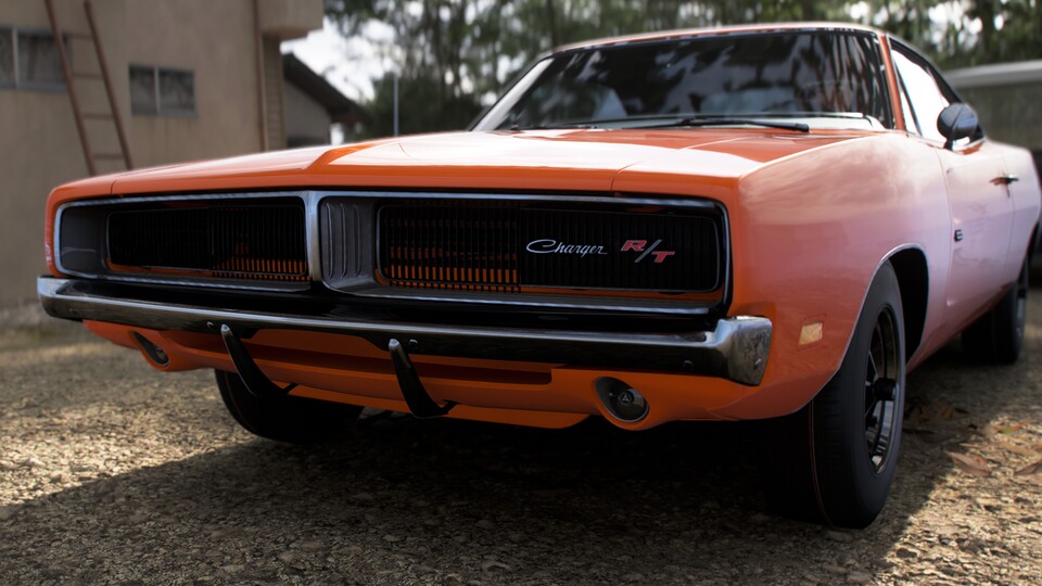 Der Dodge Charger wartet in Minamino bei einem Golfclub.