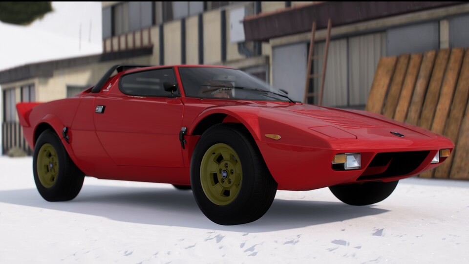 Im Schnee von Sotoyama wartet der Lancia Stratos.