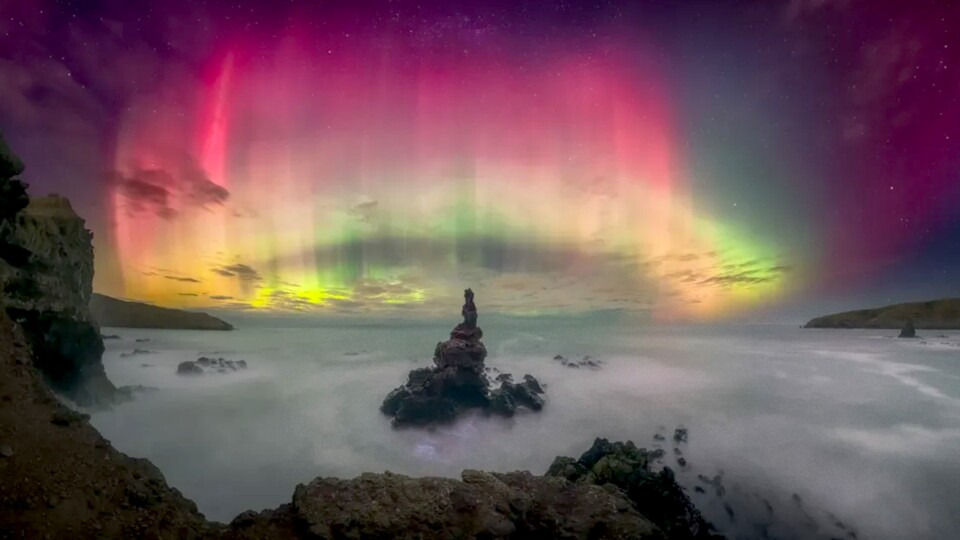 Wo Sonne, Luft, Wasser und Erde zu einem Gemälde verschmnelzen: eine Aurora, aufgenommen in Neuseeland.
(Bildquelle Kavan Chay)