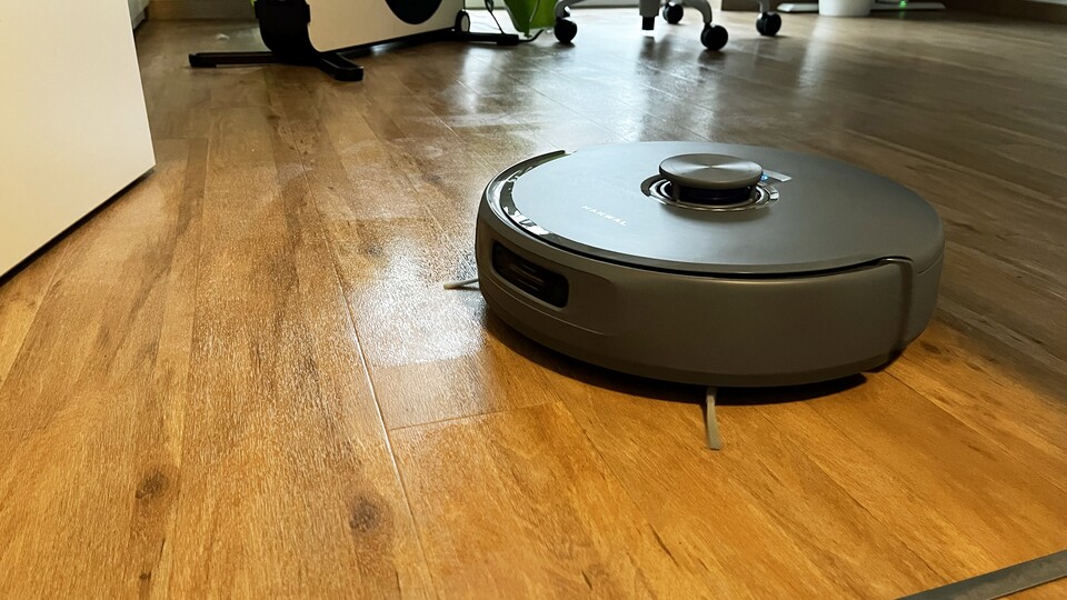 Saugen und danach wischen, beides zugleich oder umgekehrt: Bei den Reinigungsroutinen seid ihr flexibel. Im optionalen Freomodus übernimmt die KI und passt sich dem Verschmutzungsgrad an.