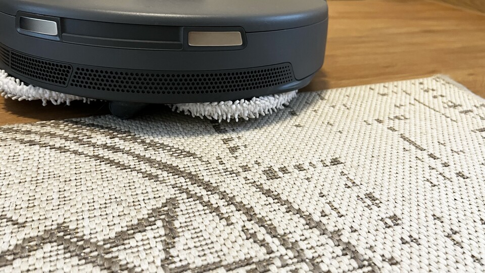 Bei Teppichen habt ihr die Wahl: Ignorieren (Roboter fährt drumherum), drüber fahren oder mit Turbo reinigen. Die Wischmopps werden automatisch angehoben – bei hohen Teppichen wirds also leicht feucht.
