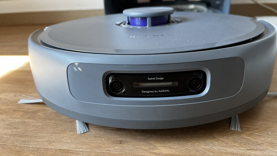 In der Farbe Anthrazit fallen die Staubkörner nicht so sehr auf, anfällig für Staub sind aber beide Modelle.