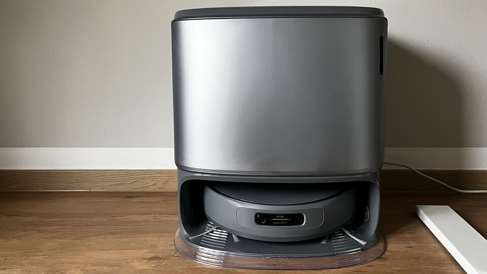 Die Station wirkt schlicht und modern. Die Tragegriffe an den Seiten helfen beim Platzieren.