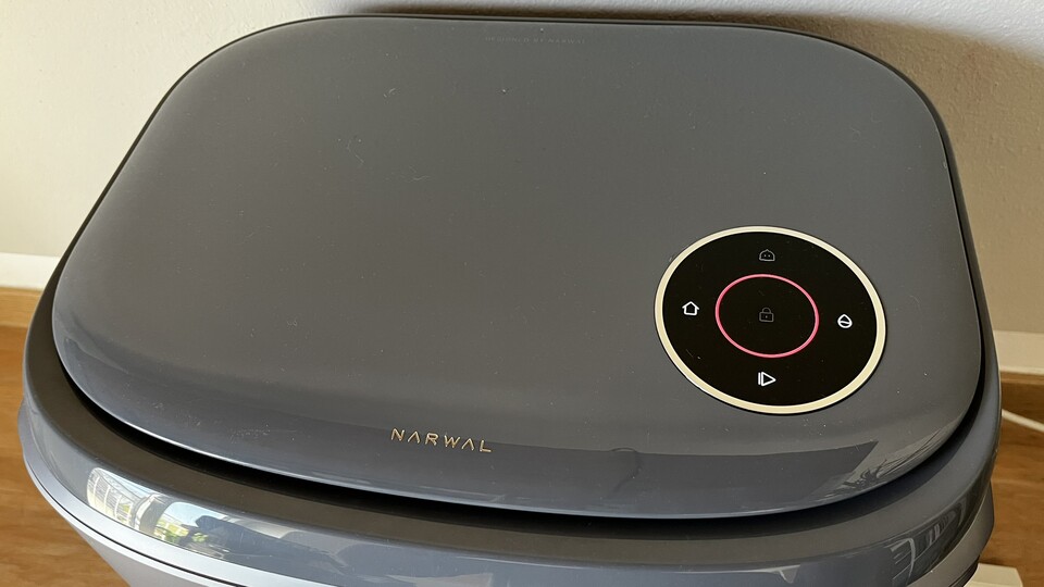 Über das Display an der Station könnt ihr einen festgelegten Reinigungsmodus starten, die Mopps waschen oder den Roboter zurückrufen.