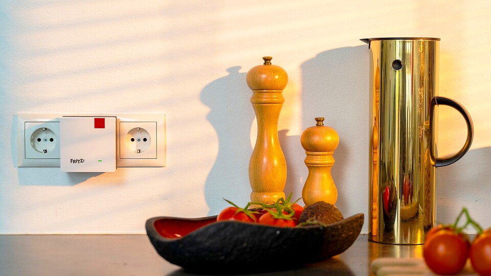 Ein Mesh-Repeater, wie der von AVM sorgt für eine bessere WLAN-Abdeckung eurer Wohnung.
