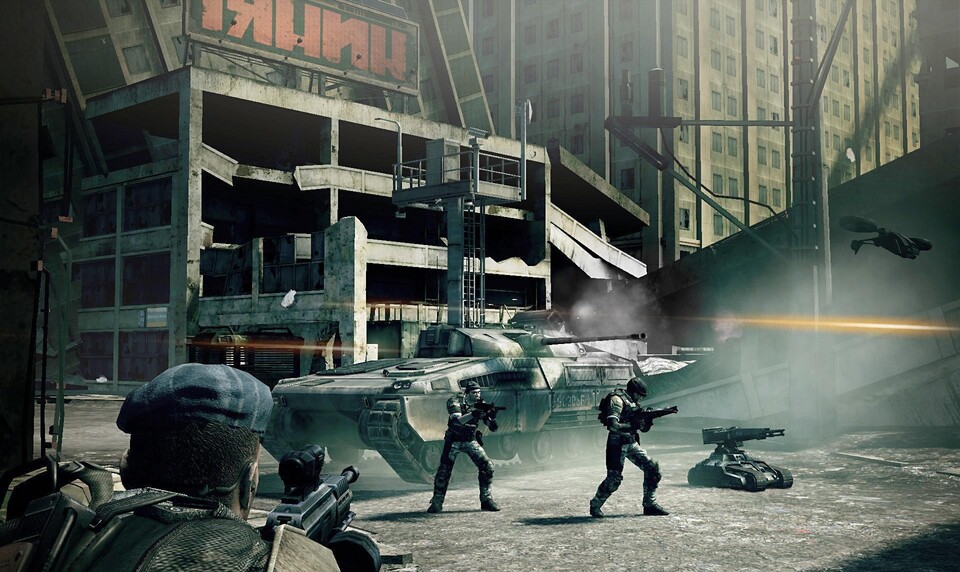 Eine Gruppe von Soldaten der Western Coalition verteidigt im Multiplayer einen Kontrollpunkt in einer zerbombten Stadt.