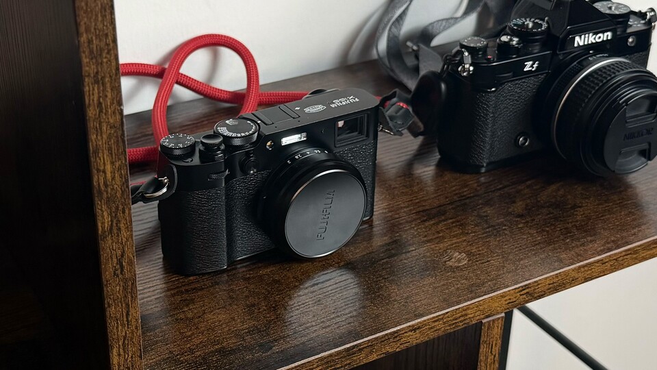 Die Fujifilm hat ihren festen Platz im Regal, genauso wie meine anderen Kameras. (Bild: Patrick Schneider, GameStar Tech)