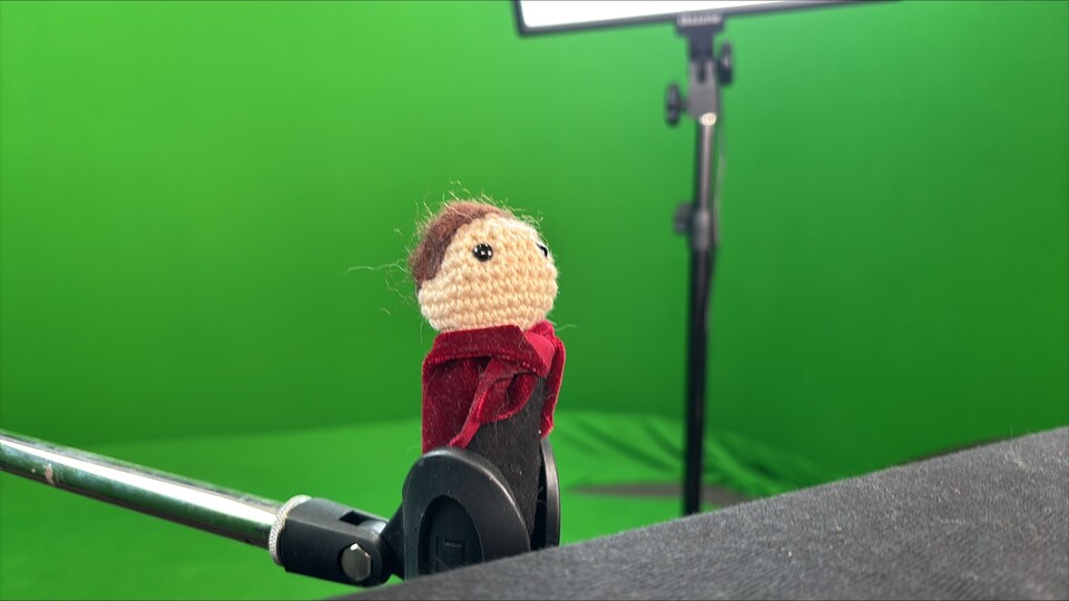 Ein Greenscreen und Maurice als selbstgehäkelte FYNGerpuppe. Wir überlassen es eurer lebendigen Fantasie, was sich damit alles anstellen lässt.