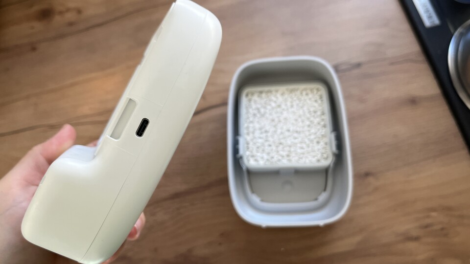 In der Innenseite versteckt befindet sich der USB-C-Ladeanschluss.