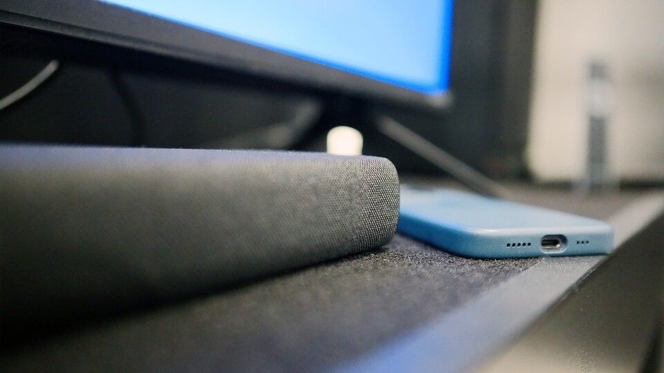 Das Handy zum Vergleich, um zu zeigen, wie schmal die Soundbar tatsächlich ist. (Bildquelle: Duy Linh Dinh, GameStar)