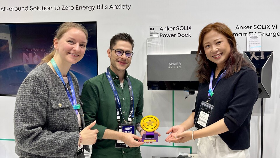 Mirco überreichte Anker für das Solix-System auf der IFA persönlich einen unserer Tech-Awards 2025.