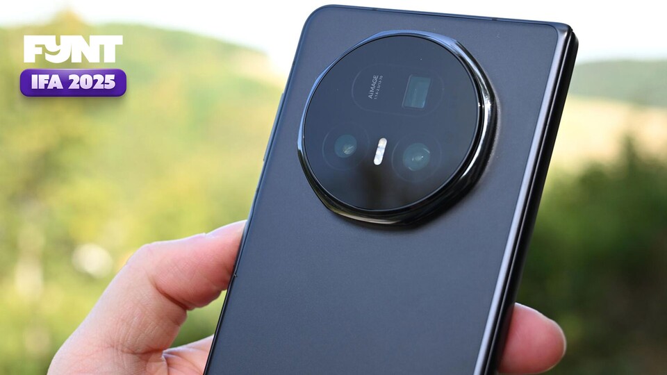 Das Honor Magic V5 macht es Autor Patrick leicht, denn es bietet wenig Angriffsfläche. (Bildquelle: GameStar Tech)