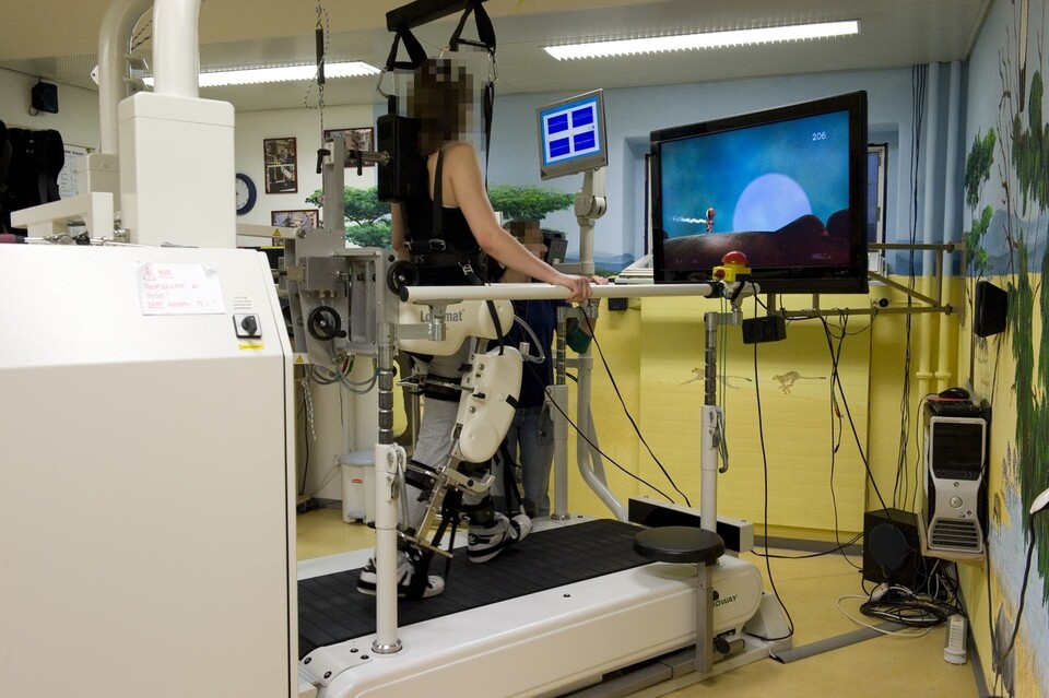 Gabarello und Lokomat als Therapieeinheit an den Universitäts-Kinderkliniken Zürich.