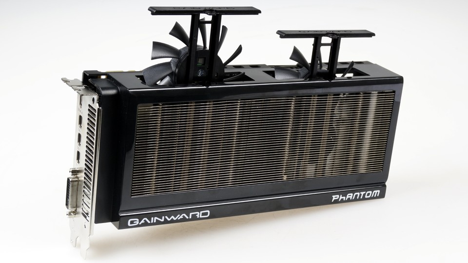 Auch Gainwards Geforce GTX 970 Phantom besitzt die typische Kühlergrill-Optik. Die beiden Lüfter liegen hinter den Lamellen und lassen sich zur Reinigung ausbauen.