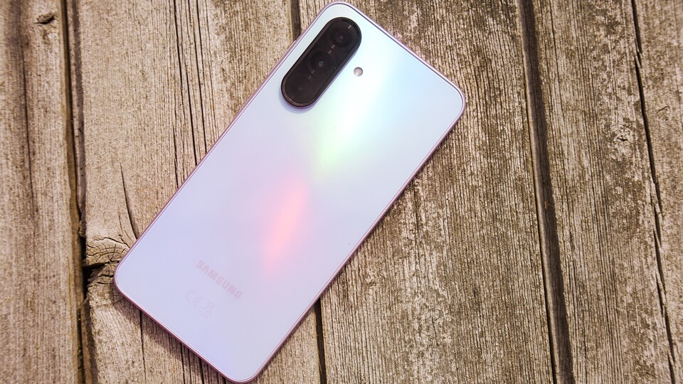 Samsungs Galaxy A36 bietet ein Feature, das in der unteren Mittelklasse noch selten ist: Unterstützung für eSIM. (Bild: GameStar Tech)