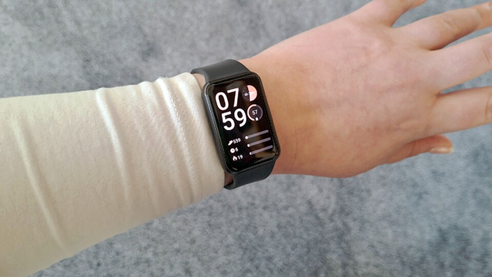 Ich habe relativ kleine Hände, an denen die meisten Smartwatches unglaublich massiv wirken – nicht aber die Galaxy Fit 3.