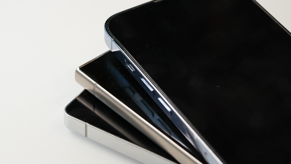 Das S25 Ultra (unten) nähert sich dem iPhone an (oben) und besitzt einen kantigen Rahmen mit abgerundeten Ecken im Gegensatz zum S24 Ultra (Mitte). (Bild: GameStar Tech)