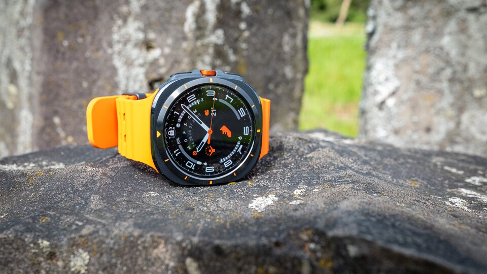 Die Galaxy Watch Ultra ist deutlich robuster, aber auch klobiger.
