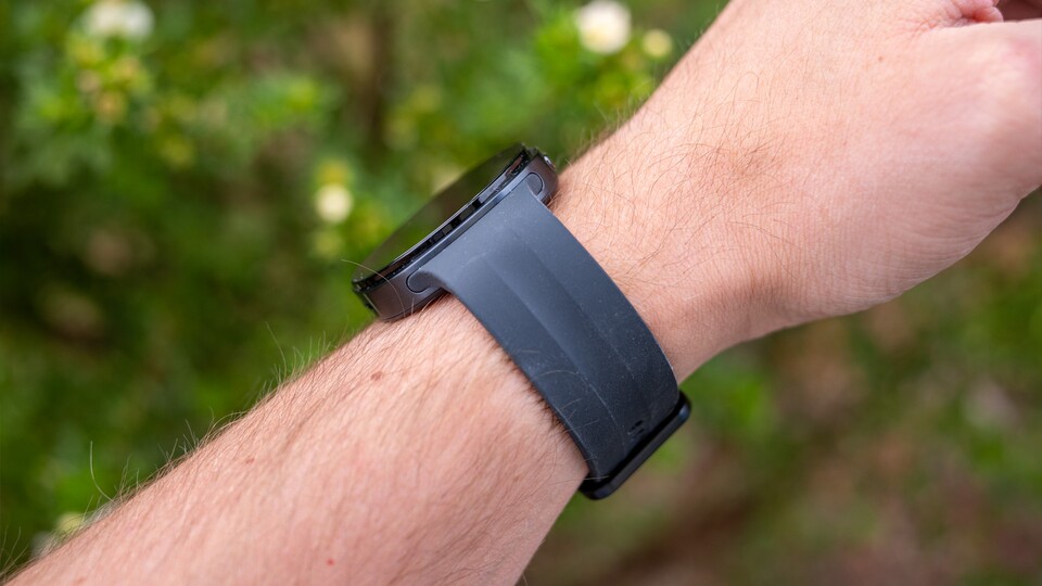 Die Uhr ist super dünn und man merkt sie kaum am Handgelenk.