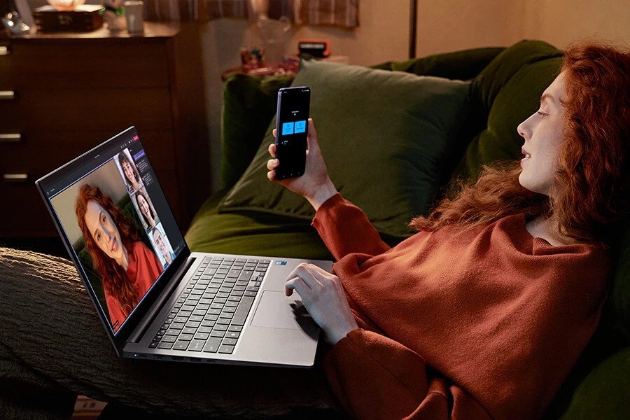 Wie bei günstigeren Laptops üblich, kommt auch beim GalaxyBook4 ein IPS-Display zum Einsatz. (Quelle: Samsung)