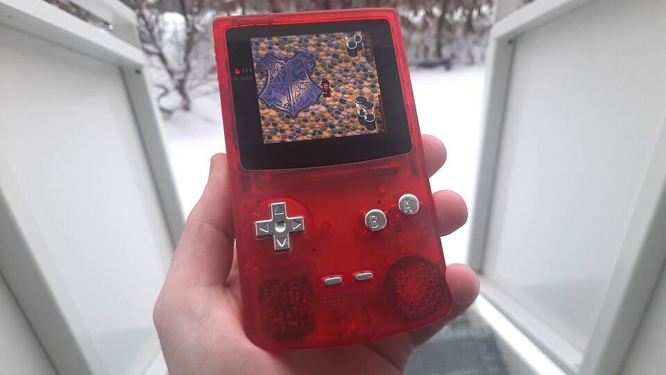 Im vergangenen Winter habe ich mir diesen Game Boy zusammengebaut. Original ist eigentlich nur noch die Platine, auf der ein OLED-Screen sowie taktile Knöpfe vom GBA SP und eine komplett neue Stromversorgung angelötet sind. (Bildquelle: Chris WeirianGamePro)