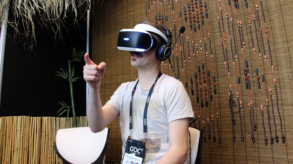Virtual Reality war natürlich das große Thema der GDC, hier probiert Sebastian PlayStation VR aus.