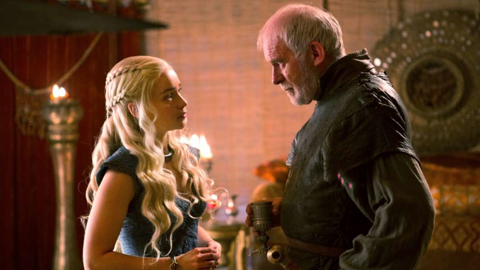 Ser Barristan war einstmals Teil der Königsgarde und schwor anschließend Daenerys die Treue. (Bildquelle: HBO)