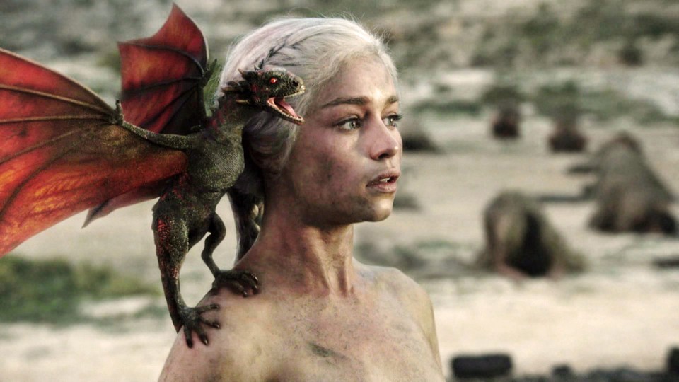 Daenarys Targaryen, gespielt von Emilia Clarke, mit ihrem Drachen Drogon.