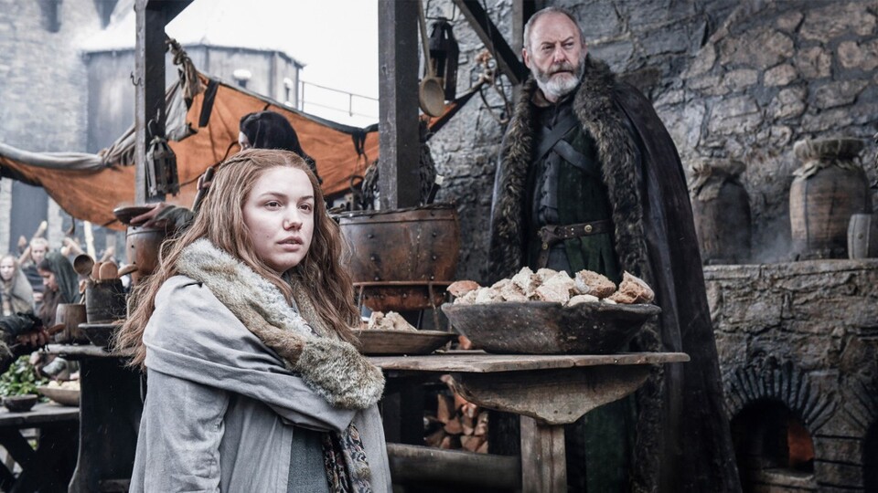 Ser Davos und Gilly haben zwar ihren Auftritt in der zweiten Folge und es ist schön, die beiden mal wieder zu sehen. Aber gebraucht hätten wir diese Szene nicht. (Bildquelle: HBO)