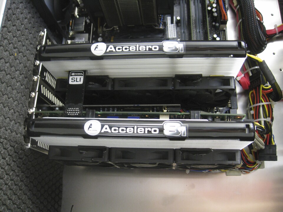 Pro Geforce 8800 GT kümmern sich drei Flüsterlüfter und unzählige Alu-Lamellen von Artic Cooling um die Kühlung.