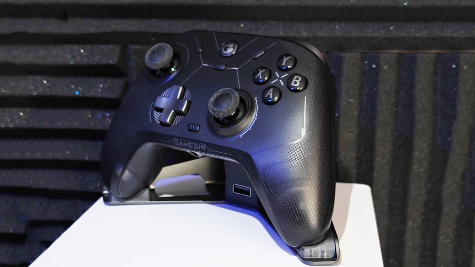 Hier sind überall echte mechanische Schalter verbaut, die bei jedem Tastendruck ein sattes Klicken von sich geben. Normalerweiise drückt man da auf weichen Gummipuffern.