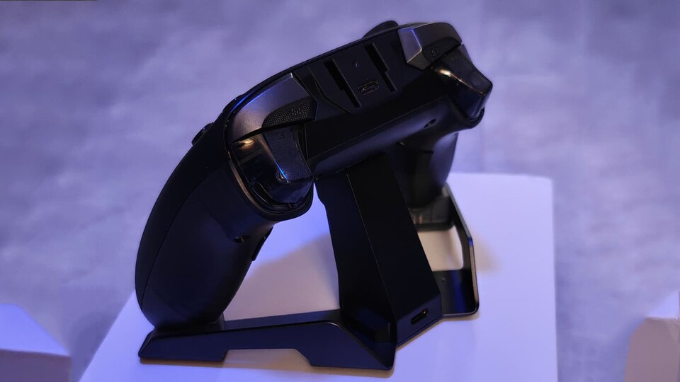 Mit einem kleinen Schalter auf der Rückseite werden die Trigger zu Mausklick-Tasten.