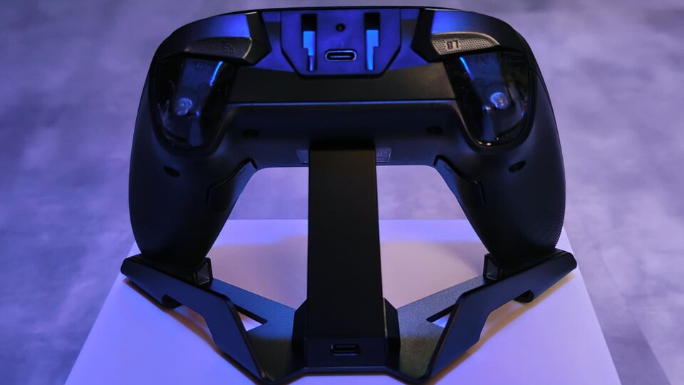 Auf der Rückseite habe ich zwei zusätzliche Paddles, die ihr nach euren eigenen Wünschen völlig frei belegen könnt.